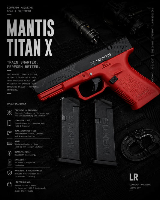 A red-and-black Mantis Titan X Trainingswaffe with realistischer Abzug lies on a dark surface alongside two magazines, surrounded by tactical gear. Text highlights features, Magazin branding, and the Schussanalyse System in moody lighting.